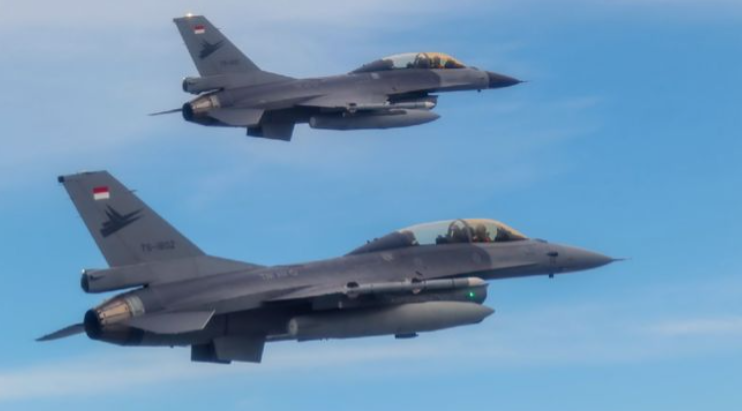 15 Pesawat Tempur Milik TNI AU Meliuk Lintasi Istana Negara